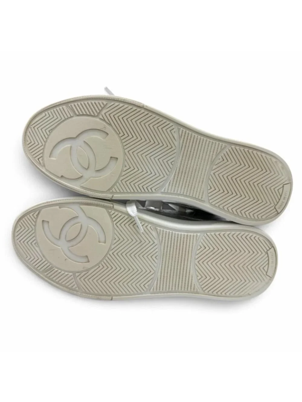 Chanel CC Logo Lace-up Leather Low Top Sneakers Silver